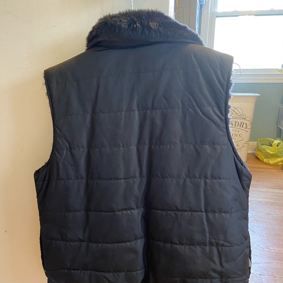 Black fuzzy vest - Picture 3 of 6